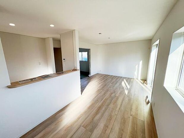 お食事中もキッチンと会話が楽しめるダイニングスペース。