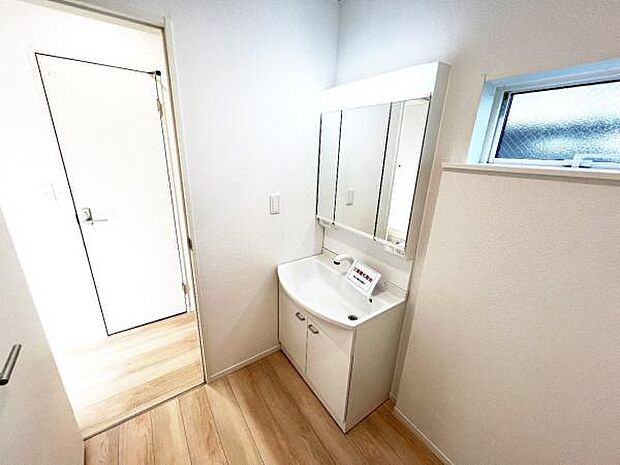 洗面化粧台です。朝の身支度から1日が始まります。