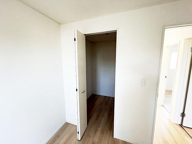 ウォークインクローゼットがあり収納スペースも豊富。季節物もスッキリ片付きそうです。