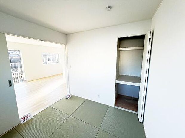 いつでもお部屋をスッキリお使い頂ける収納スペースを設置。