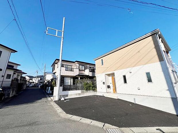 前面道路を含めた現地写真です。