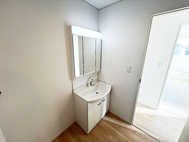 洗面化粧台です。朝の身支度から1日が始まります。