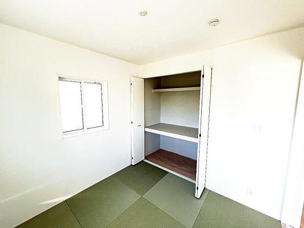 いつでもお部屋をスッキリお使い頂ける収納スペースを設置。