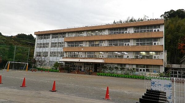 小田原市立片浦小学校徒歩15分（約1139m）