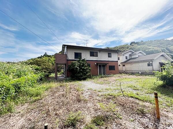 木造2階建てです。