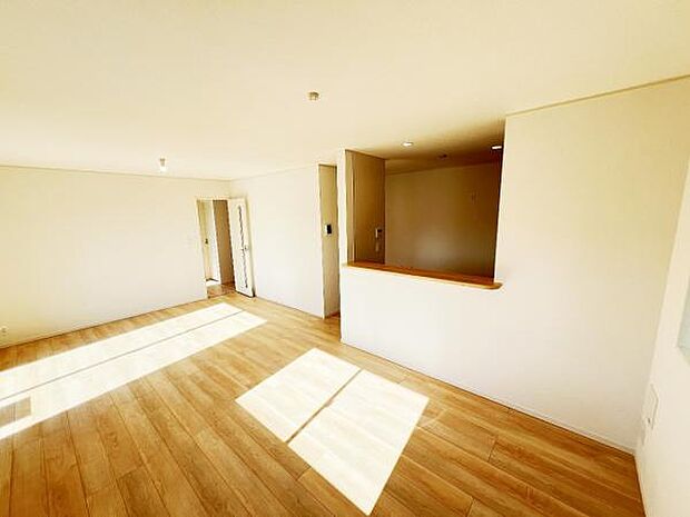 お食事中もキッチンと会話が楽しめるダイニングスペース。