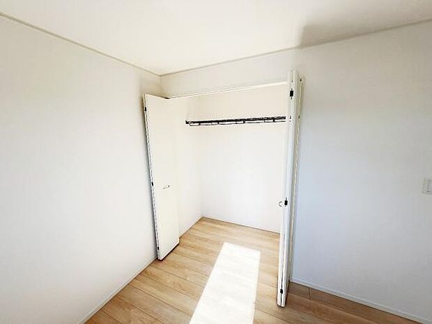 明るい広々とした主寝室でご家族ゆっくりお休みになれますね。