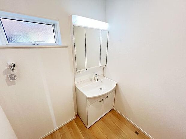 洗面化粧台です。朝の身支度から1日が始まります。