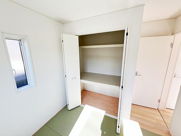 いつでもお部屋をスッキリお使い頂ける収納スペースを設置。