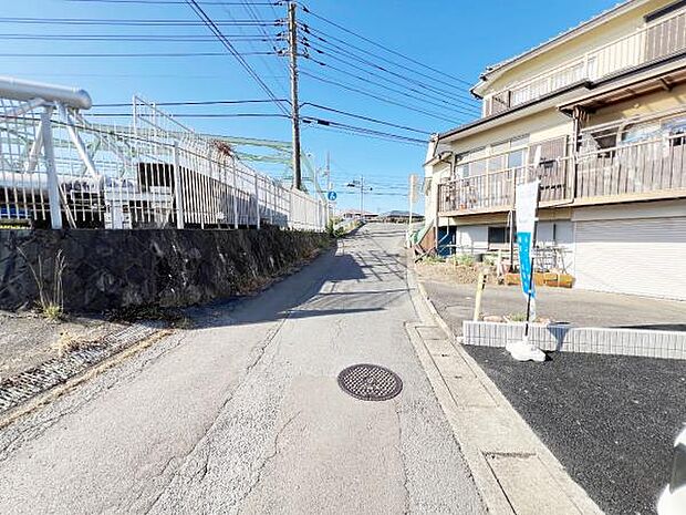 前面道路を含めた現地写真です。