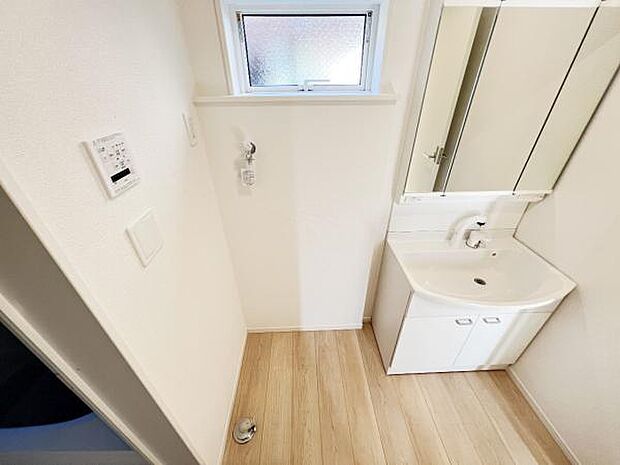 独立洗面台の横にはランドリースペースがございます。