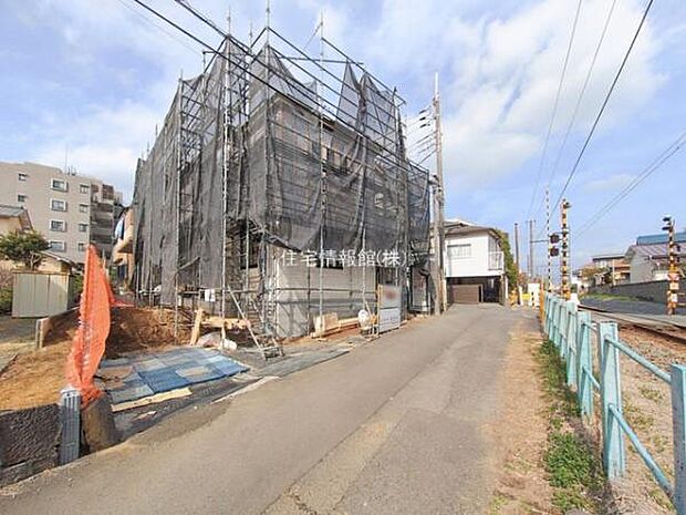 前面道路を含めた現地写真です。