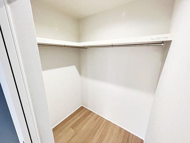 ウォークインクローゼットがあり収納スペースも豊富。季節物もスッキリ片付きそうです。