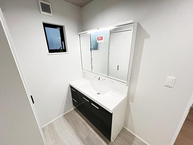 洗面化粧台です。朝の身支度から1日が始まります。