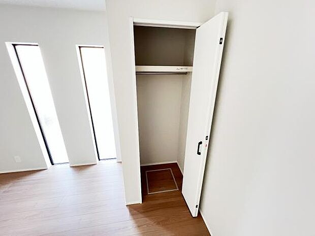 いつでもお部屋をスッキリお使い頂ける収納スペースを設置。