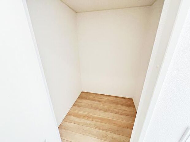 ウォークインクローゼットがあり収納スペースも豊富。季節物もスッキリ片付きそうです。
