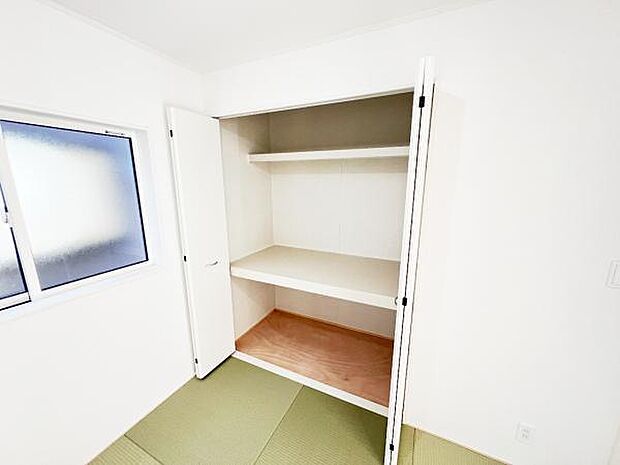 いつでもお部屋をスッキリお使い頂ける収納スペースを設置。