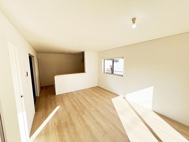 お食事中もキッチンと会話が楽しめるダイニングスペース。