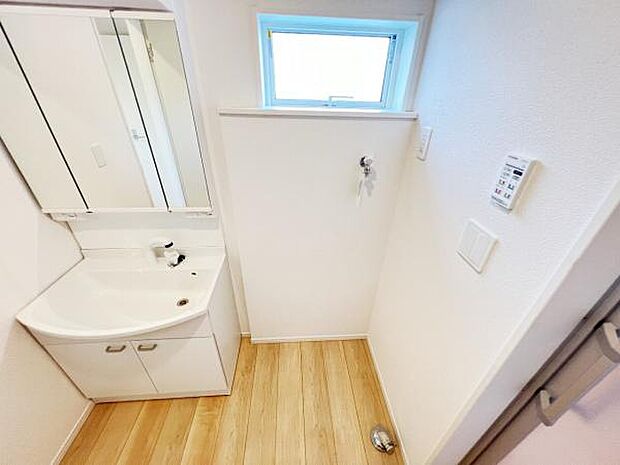 独立洗面台の横にはランドリースペースがございます。