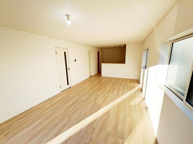 お食事中もキッチンと会話が楽しめるダイニングスペース。