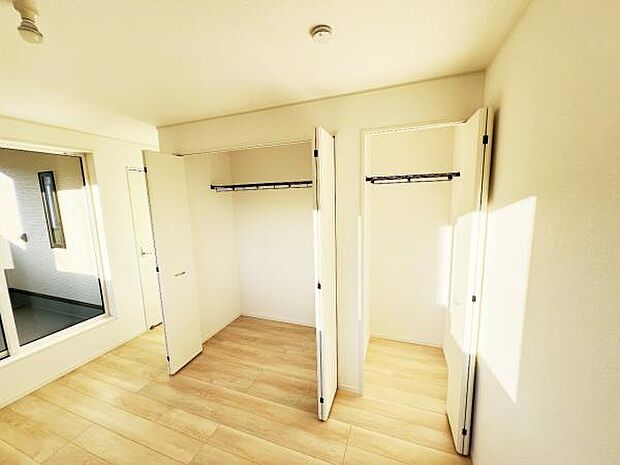 明るい広々とした主寝室でご家族ゆっくりお休みになれますね。