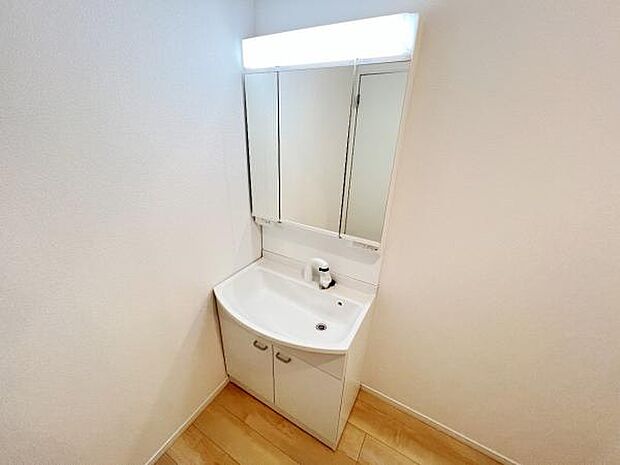 洗面化粧台です。朝の身支度から1日が始まります。