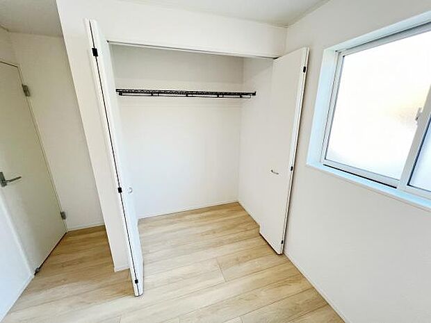 いつでもお部屋をスッキリお使い頂ける収納スペースを設置。