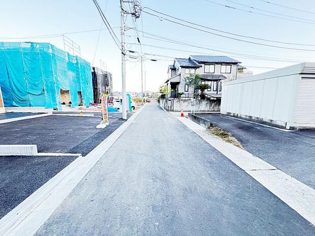 前面道路を含めた現地写真です。