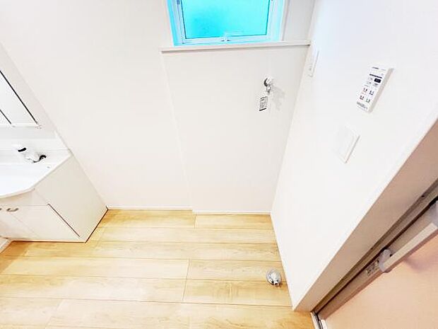 独立洗面台の横にはランドリースペースがございます。