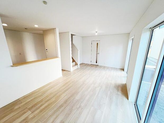 お食事中もキッチンと会話が楽しめるダイニングスペース。