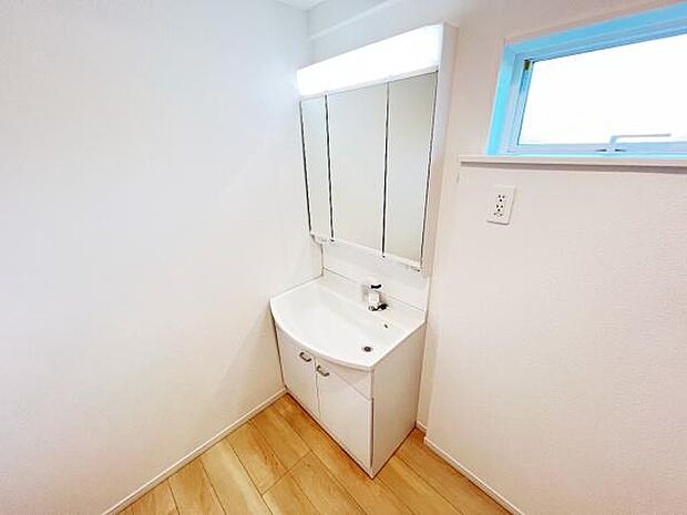 洗面化粧台です。朝の身支度から1日が始まります。