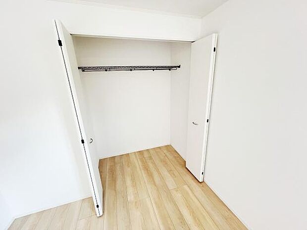 いつでもお部屋をスッキリお使い頂ける収納スペースを設置。