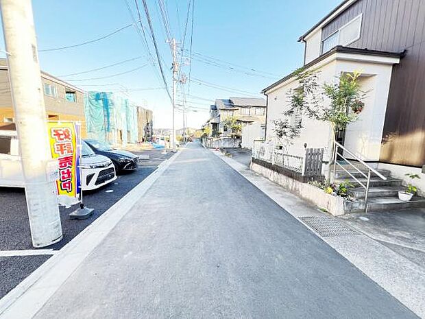 前面道路を含めた現地写真です。