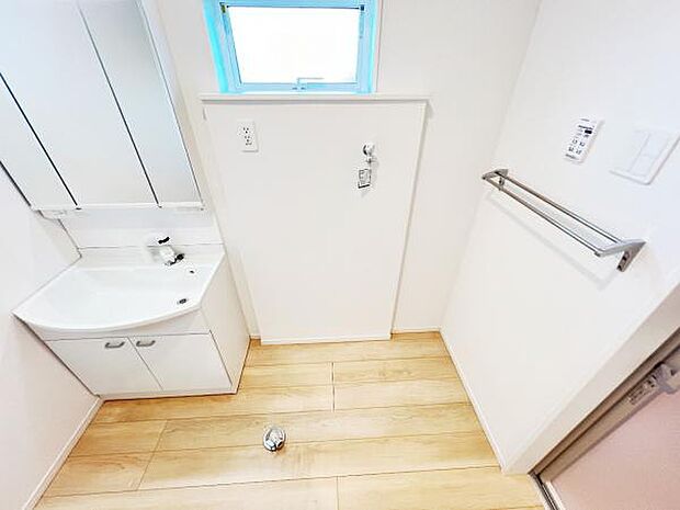 独立洗面台の横にはランドリースペースがございます。