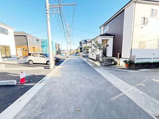 前面道路を含めた現地写真です。