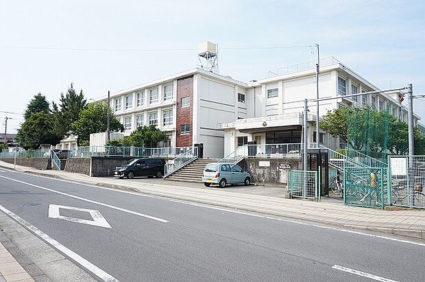 南足柄市立南足柄小学校まで約2330m（徒歩30分）