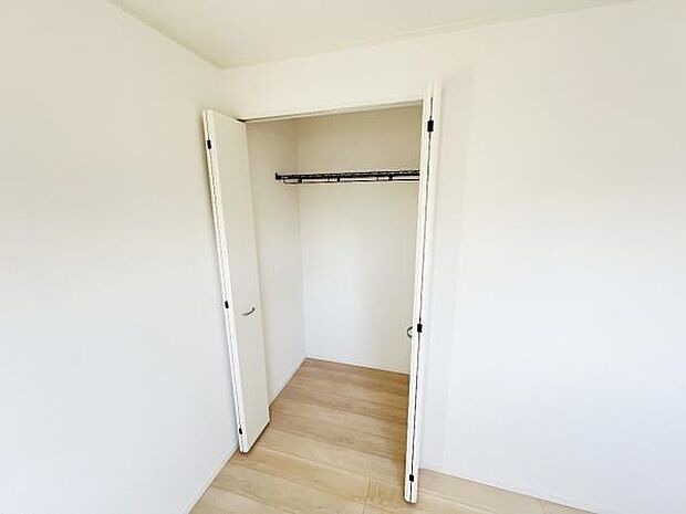 いつでもお部屋をスッキリお使い頂ける収納スペースを設置。