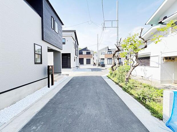 前面道路を含めた現地写真です。