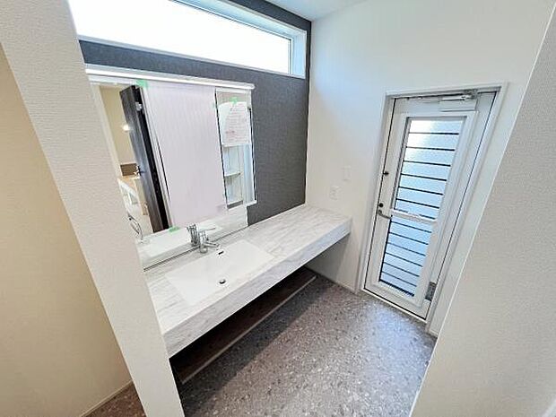 洗面化粧台です。朝の身支度から1日が始まります。