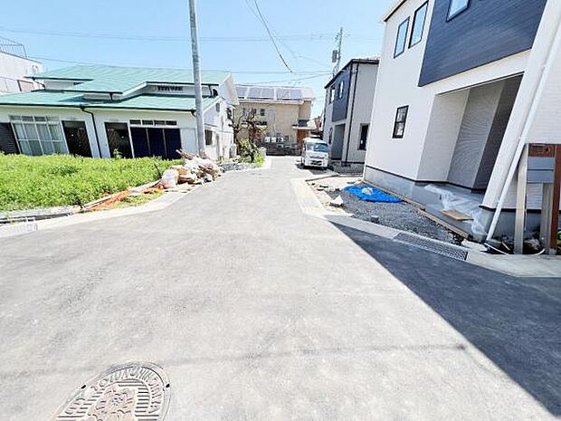 前面道路を含めた現地写真です。