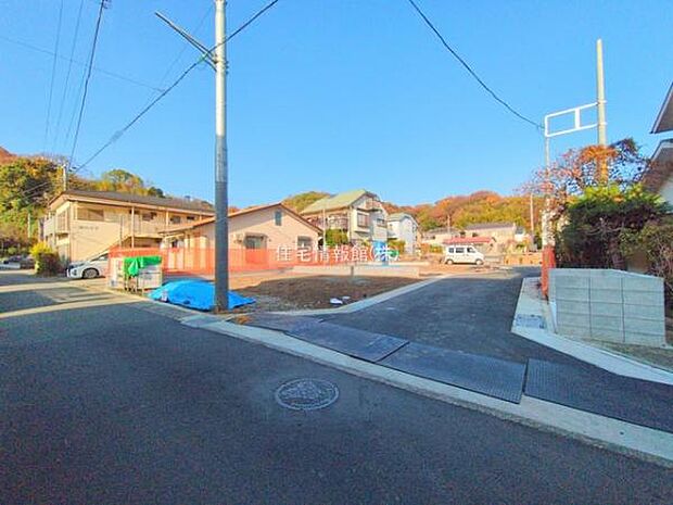 前面道路を含めた現地写真です。