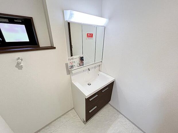 洗面化粧台です。朝の身支度から1日が始まります。