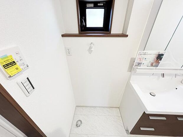 独立洗面台の横にはランドリースペースがございます。