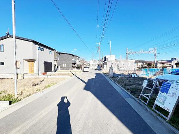 前面道路を含めた現地写真です。