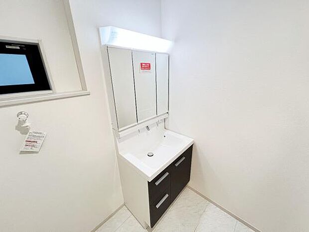 洗面化粧台です。朝の身支度から1日が始まります。