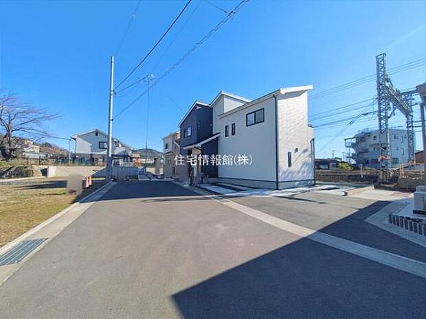 前面道路を含めた現地写真です。