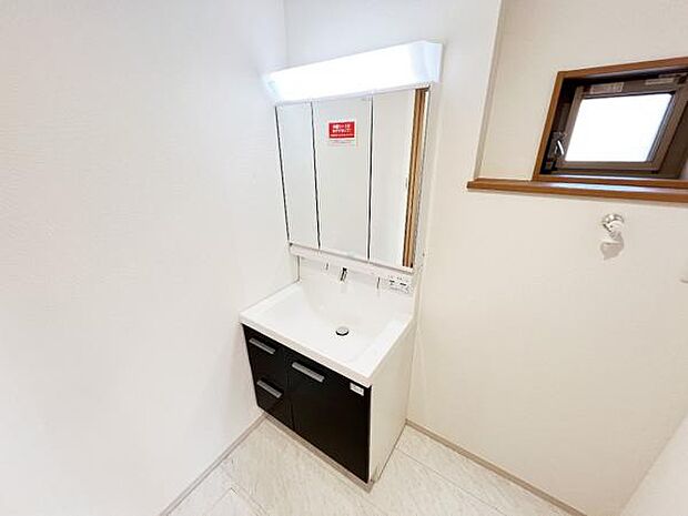 洗面化粧台です。朝の身支度から1日が始まります。