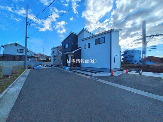 前面道路を含めた現地写真です。