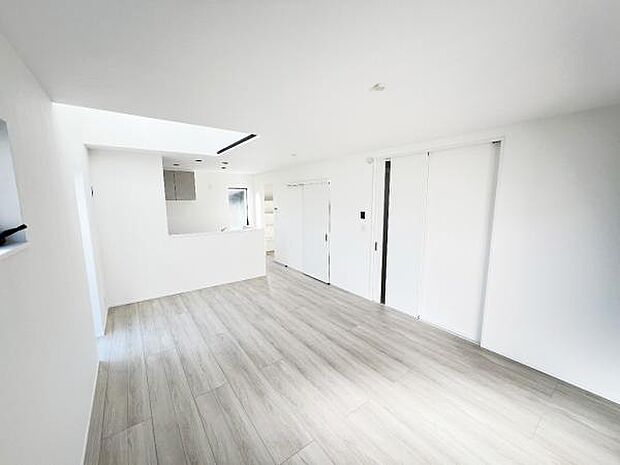 お食事中もキッチンと会話が楽しめるダイニングスペース。