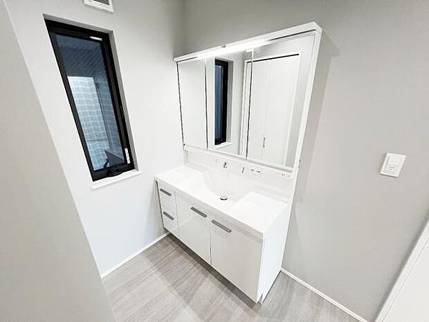 洗面化粧台です。朝の身支度から1日が始まります。